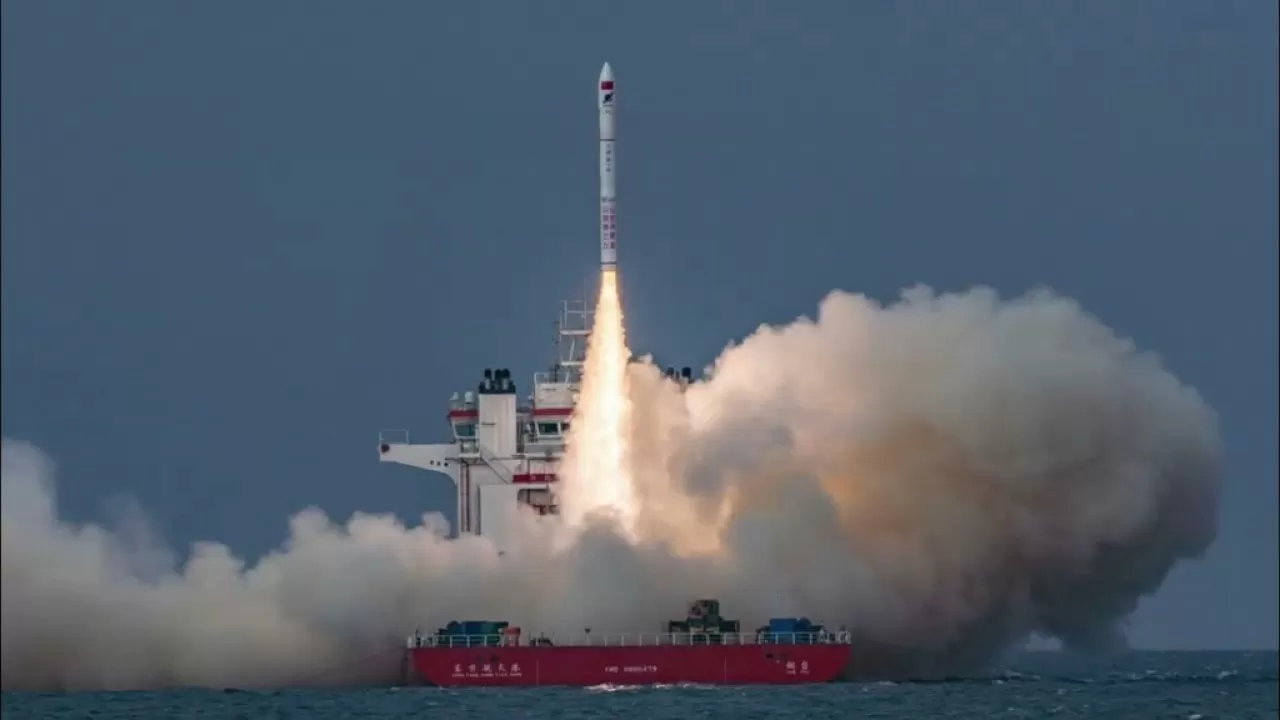 Китай запустил с моря группу спутников