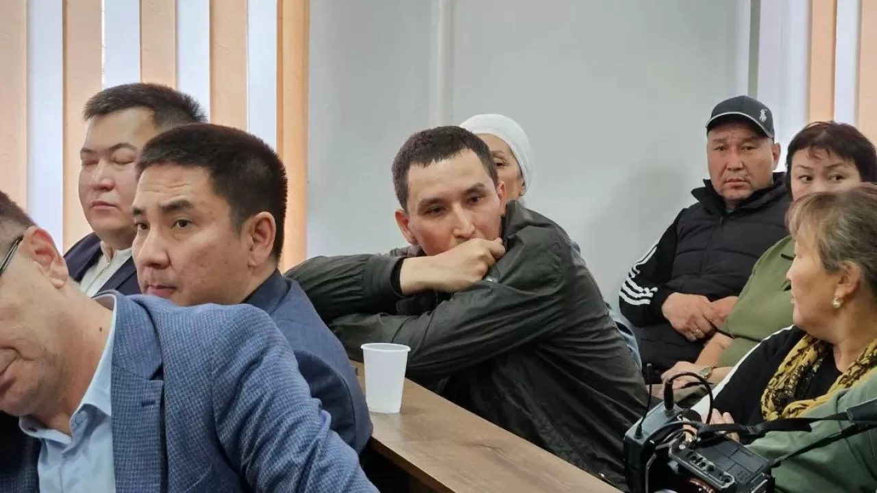 "Аяушылықпен тепкен жоқсыз ба?": Шерзат ісінде судья сұрағымен айыпталушыны тығырыққа тіреді 