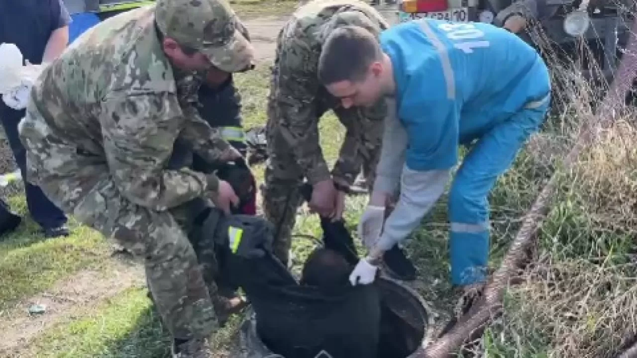 Қостанайда кәріз құдығын тексермек болған қызметкерлер уланып қалды