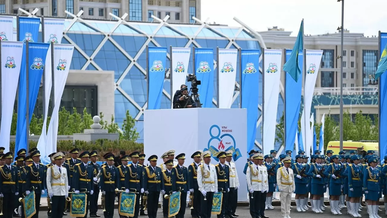 Әскери парадта Тәуелсіз Қазақстан армиясының бүгінгі күш айбыны көрсетіледі