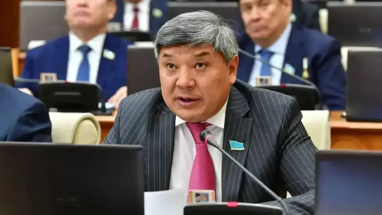 Депутат ChatGPT шығарған өлең шумағын оқыды