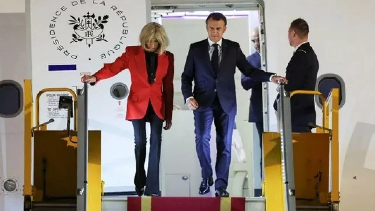 Франция Президенті Макронды әйелі бетінен шапалақпен салып жіберді