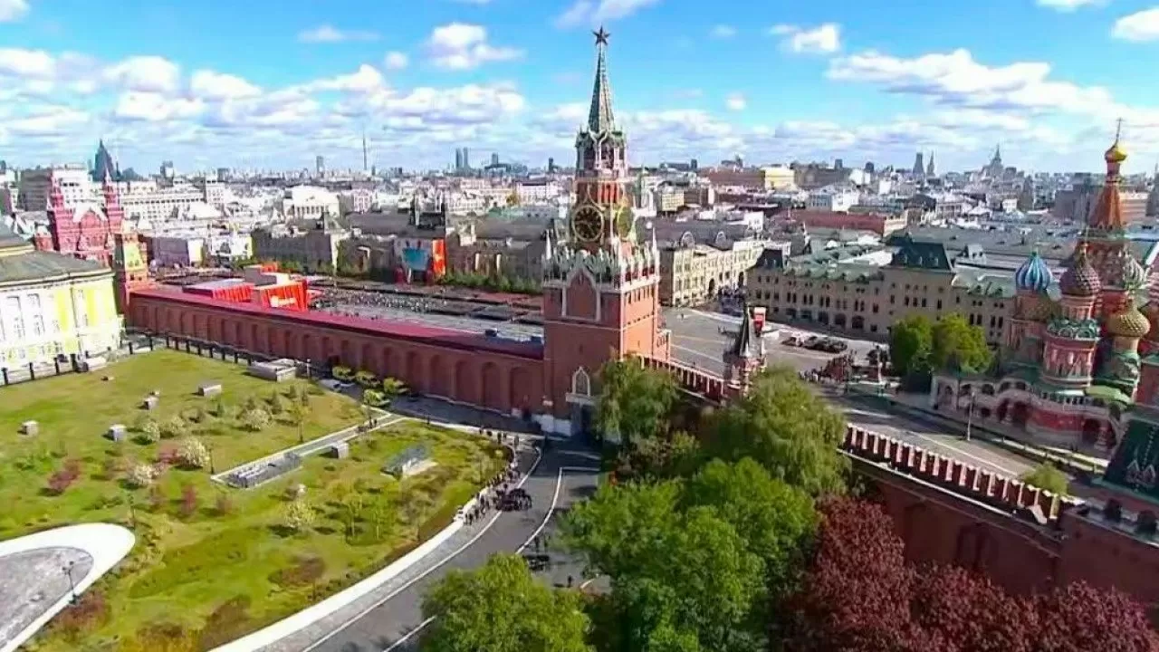 Владимир Путин Қасым-Жомарт Тоқаевты Кремльде қарсы алды
