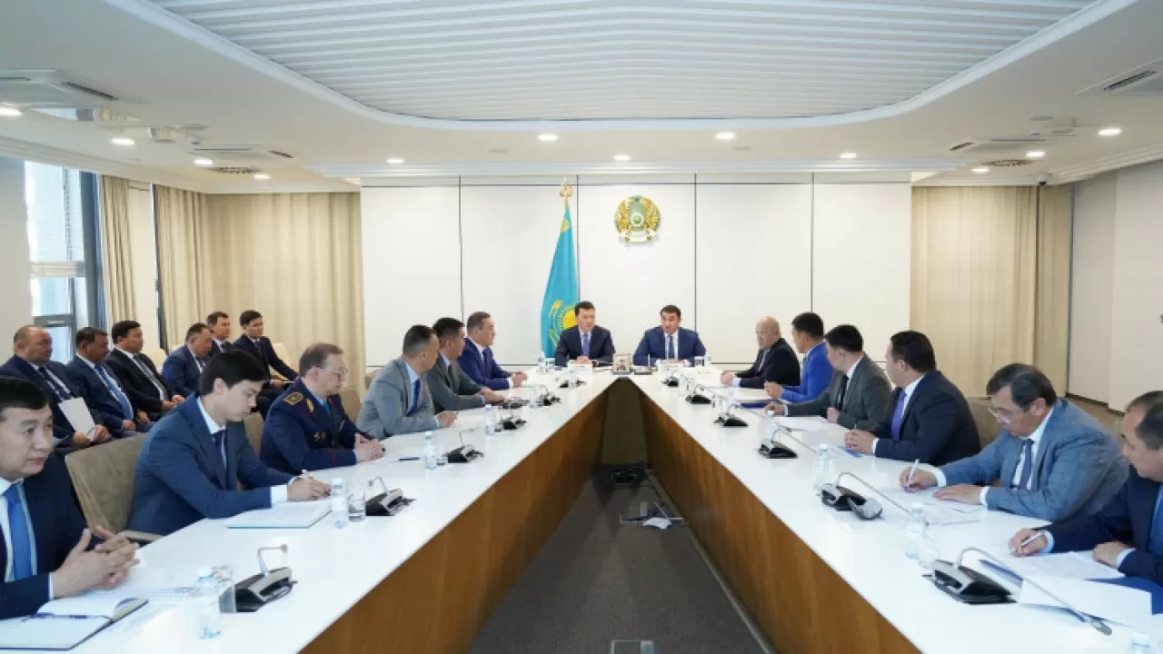 Ерлан Қарин Түркістан облысында ішкі саясат мәселелері жөнінде жиын өткізді