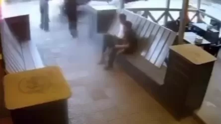 Сәтбаевта мас жүргізуші бір топ жасөспірімді қағып кетті