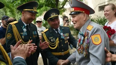 "Домашний" парад Победы провели военнослужащие для фронтовиков Тараза 