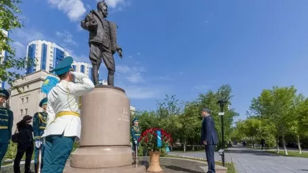 Үкімет басшысы ұшқыш Талғат Бигелдиновтің ескерткішіне гүл шоқтарын қойып, тағзым етті 