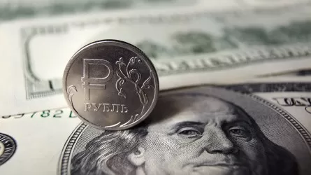Возможность ослабления рубля до 100 за доллар рассматривают власти РФ