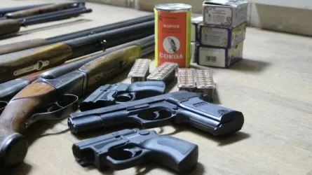 Алматыда қару сатқан полицейлер сотталды