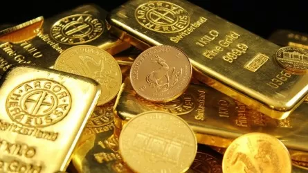 Золото дешевеет в ожидании решения ФРС 