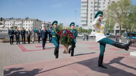 Әлия Молдағұлованың 100 жылдық мерейтойы: Мемлекеттік кеңесші батырдың ескерткішіне гүл шоғын қойды 