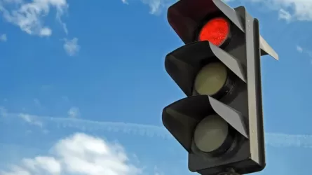 В Шымкенте водитель проехал на красный свет по встречной полосе