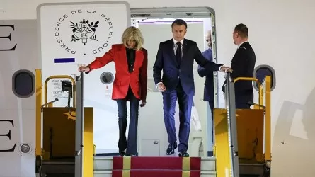 Президент Франции  прилюдно получил пощечину от жены