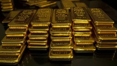 Золото дешевеет на бирже