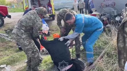 Двое мужчин едва не погибли в септике канализации в Костанайской области