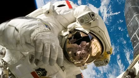 Восемь часов в открытом космосе провели китайские тайконавты  