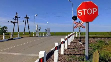 Иномарка столкнулась с грузовым поездом в Жетысуской области