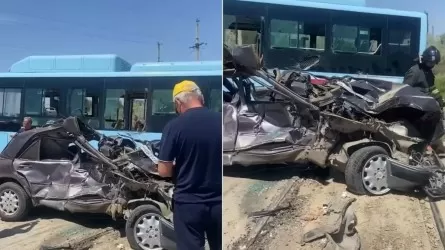 Таразда жеңіл көлік пойыз бен автобустың ортасында қалып қойды
