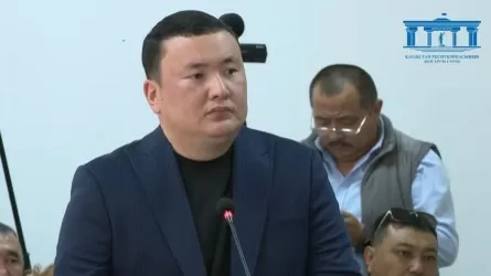 Нұрқанат Ғайыпбаевтан жауап алып, оны видеоға түсірген полицей сотта сөз сөйледі
