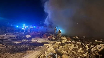 Плотный черный дым поднялся ночью над Шымкентом