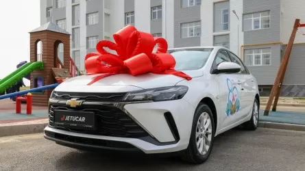 Шымкенттік демеушілер қос ардагерге көлік мінгізді
