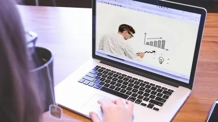 Сколько казахстанцев завершили обучение на платформе Skills Enbek с начала 2025 года 