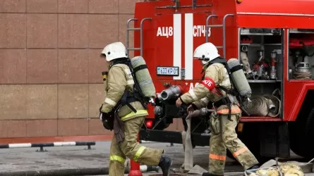 Спасатели МЧС остановили пожар в многоэтажке в Караганде  