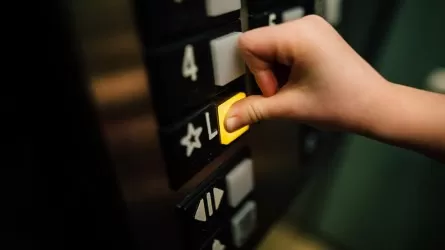 Спасение младенца из сломанного лифта сняли на видео в Астане