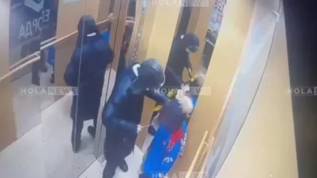 Астанада лифтте пышақ жарақатын алған 5 жасар баланың анасы көпшіліктен көмек сұрады