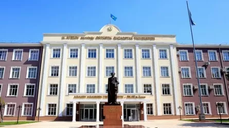 Элитный коттедж на 254 млн и люкс-машины арестовали по делу о хищении в госуниверситете Шымкента  