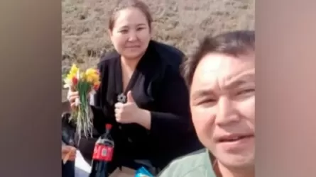 Ақтөбеде қызғалдақ ұстап фотоға түскен ауыл әкімі өзіне тағылған айыппен келіспеді