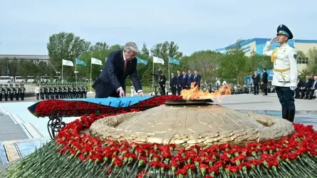 Токаев возложил цветы к монументу «Отан Ана»