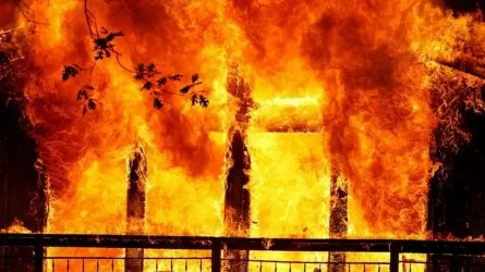 Мать с ребенком нашли в горящей квартире в Астане 