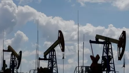 Цены на нефть достигают двухнедельных максимумов благодаря слабому доллару