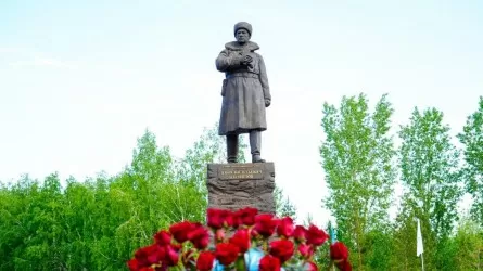 Астана әкімі И.Панфилов ескерткішіне гүл шоқтарын қойды
