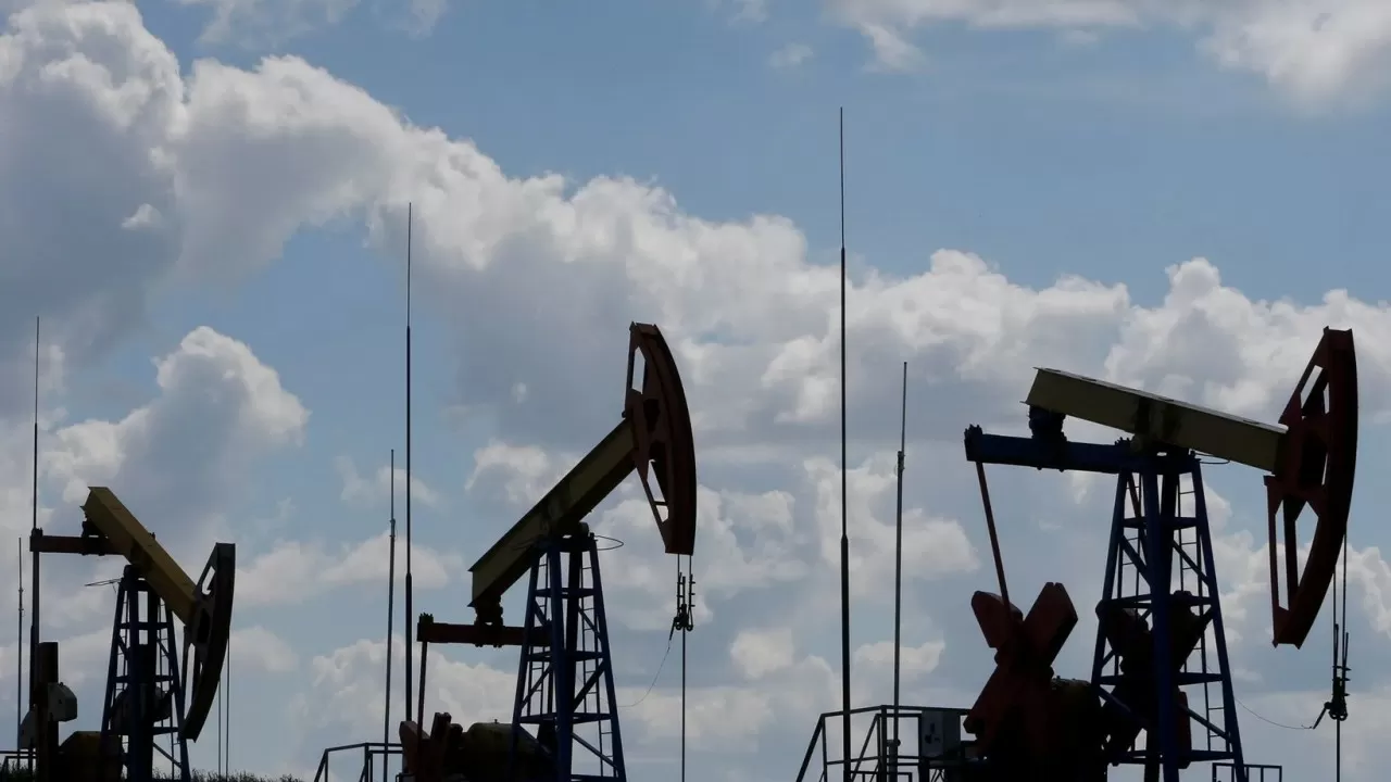 Цены на нефть достигают двухнедельных максимумов благодаря слабому доллару