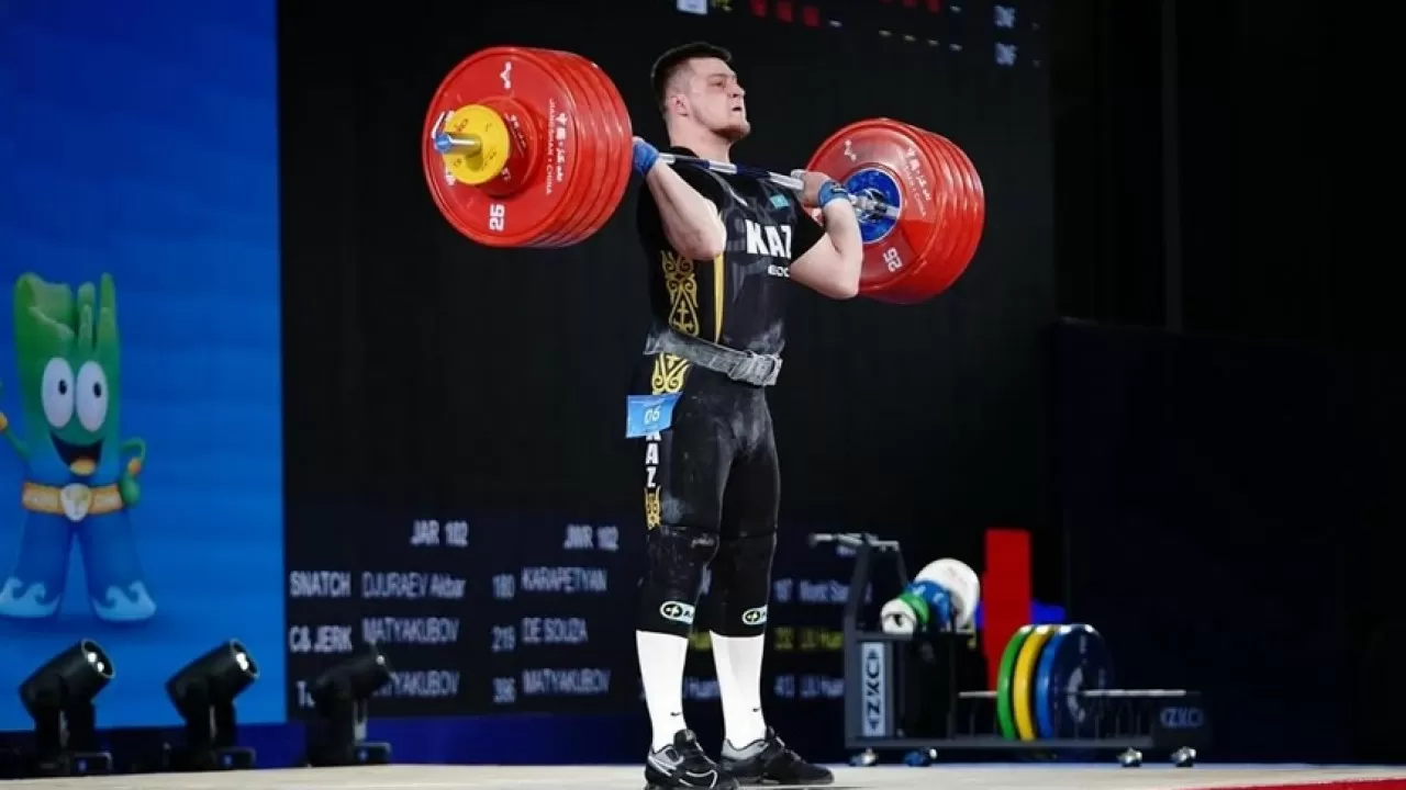 Казахстанец завоевал серебро на чемпионате Азии по тяжелой атлетике
