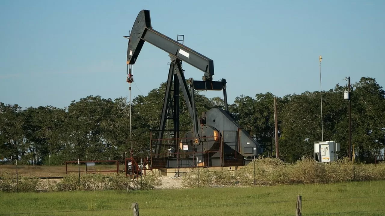 Нефть дорожает на фоне торговых надежд и сокращения запасов в США 
