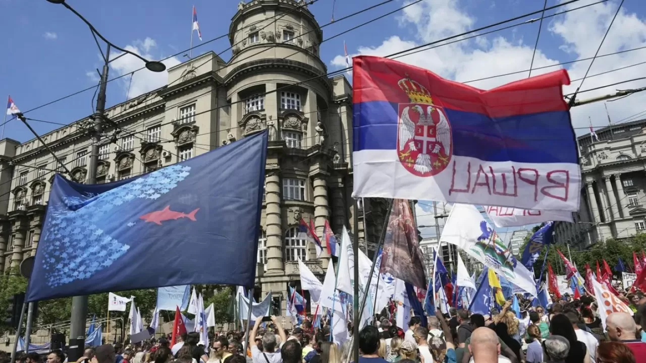 Тысячи людей вышли на протесты в Сербии после трагедии на вокзале 
