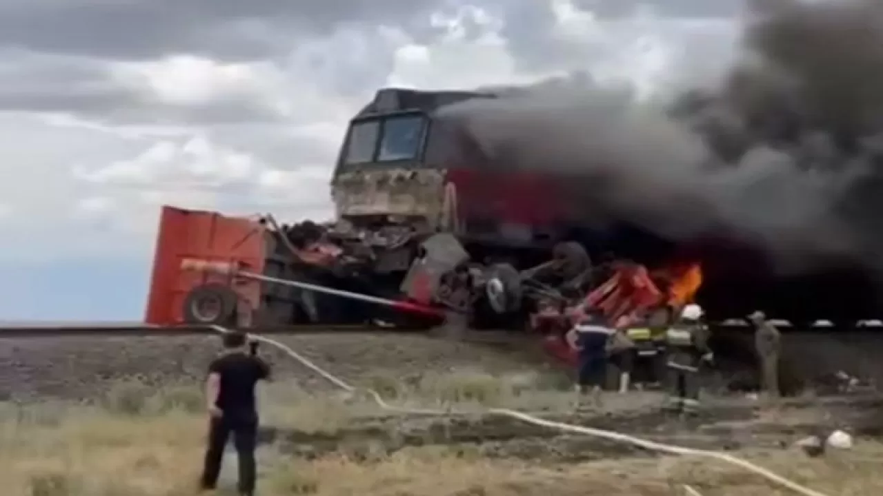 Поезд с химикатами смял грузовик в ЗКО: есть погибший