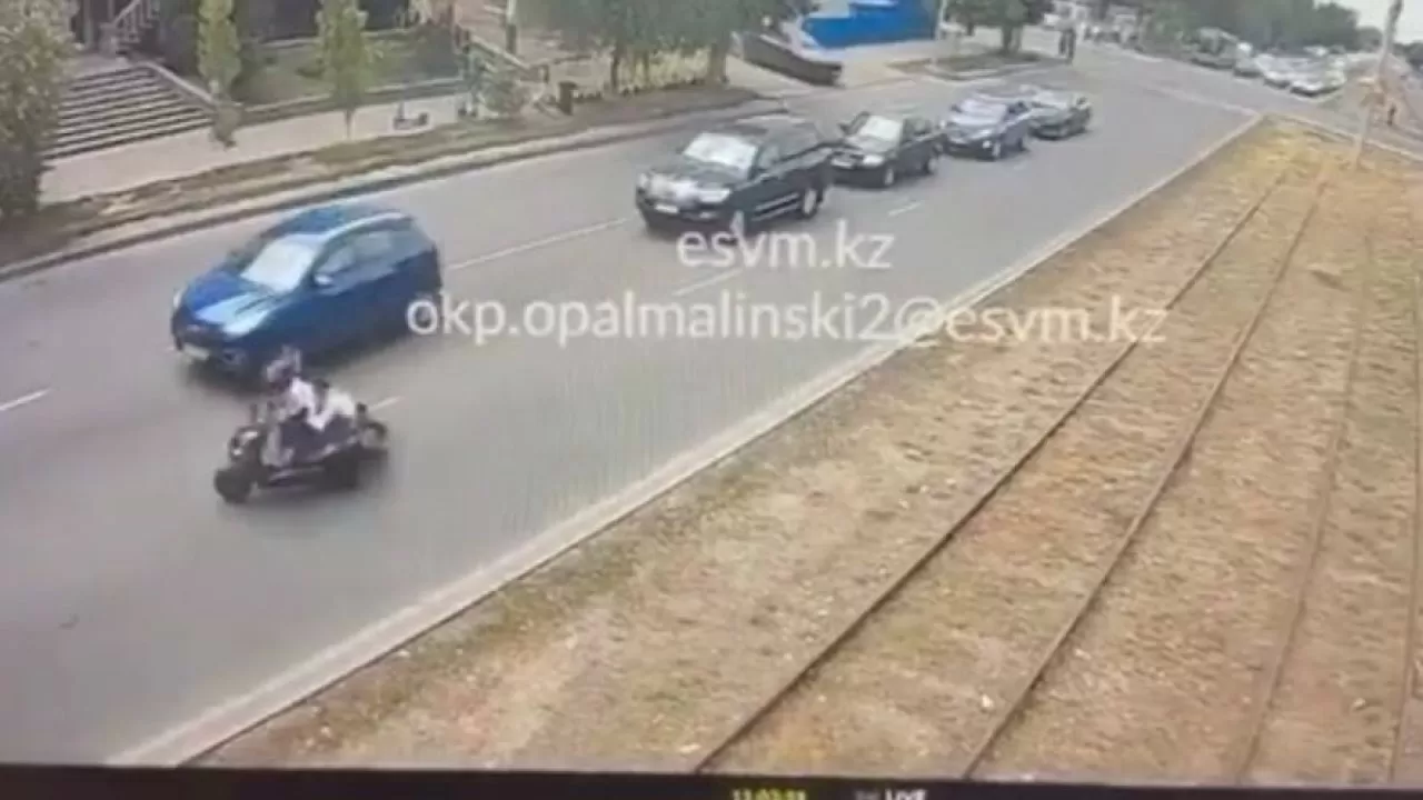 Алматыда мопед ұрлаған күдікті полиция қызметкерін жолда сүйреп кетті