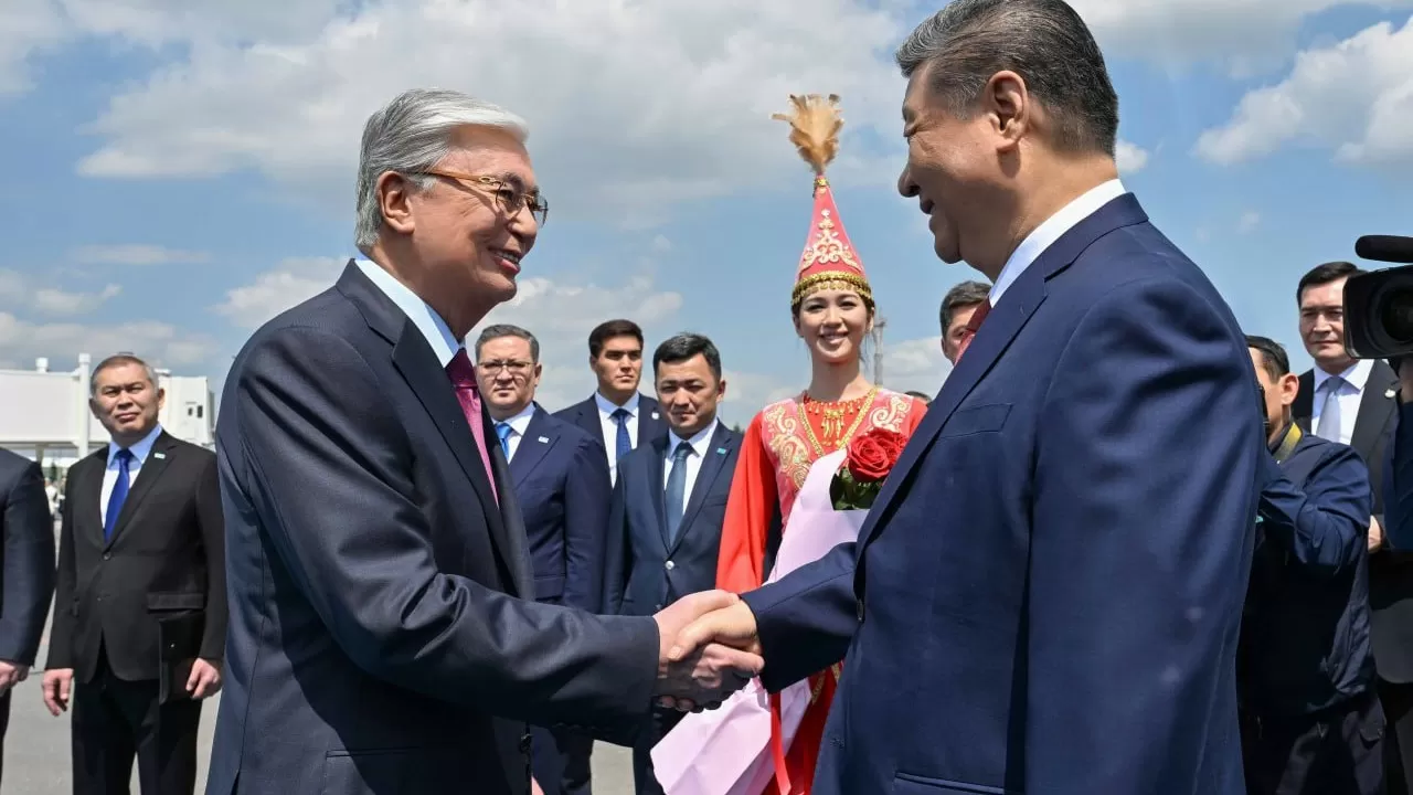 Токаев встретил Си Цзиньпина в аэропорту Астаны