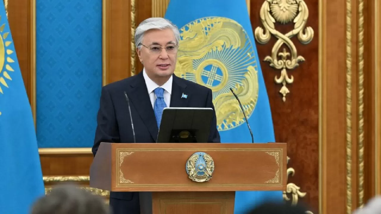 Токаев: Государство продолжит оказывать поддержку медработникам