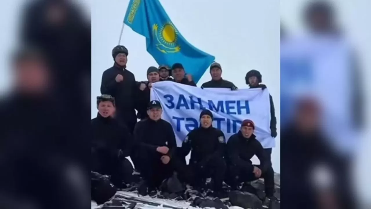 Горную вершину высотой 4120 метров покорили правоохранители Казахстана 