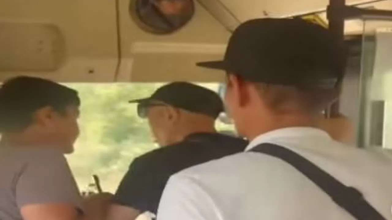 Пассажир ударил водителя автобуса в Семее