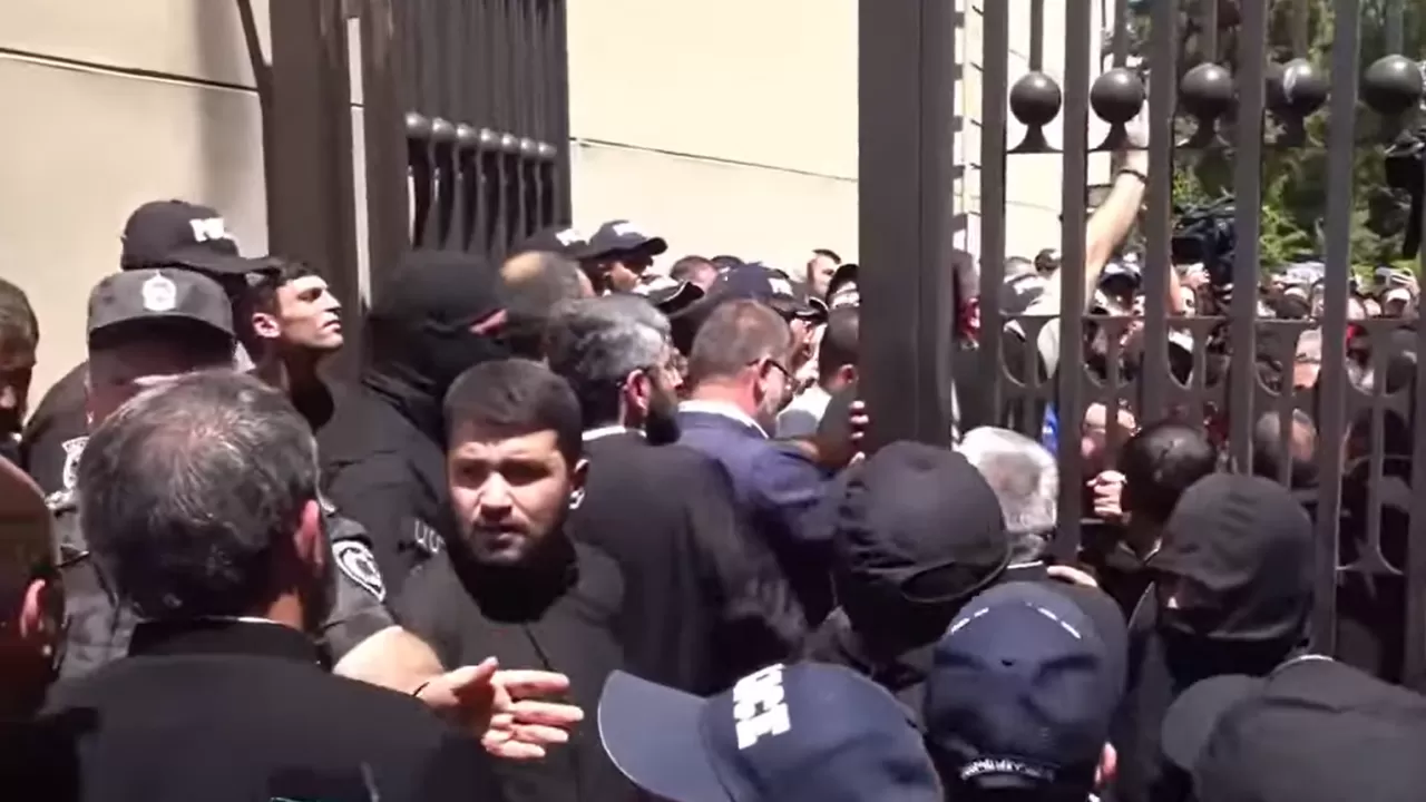 Силовики покидают территорию Армянской церкви после попытки задержать архиепископа