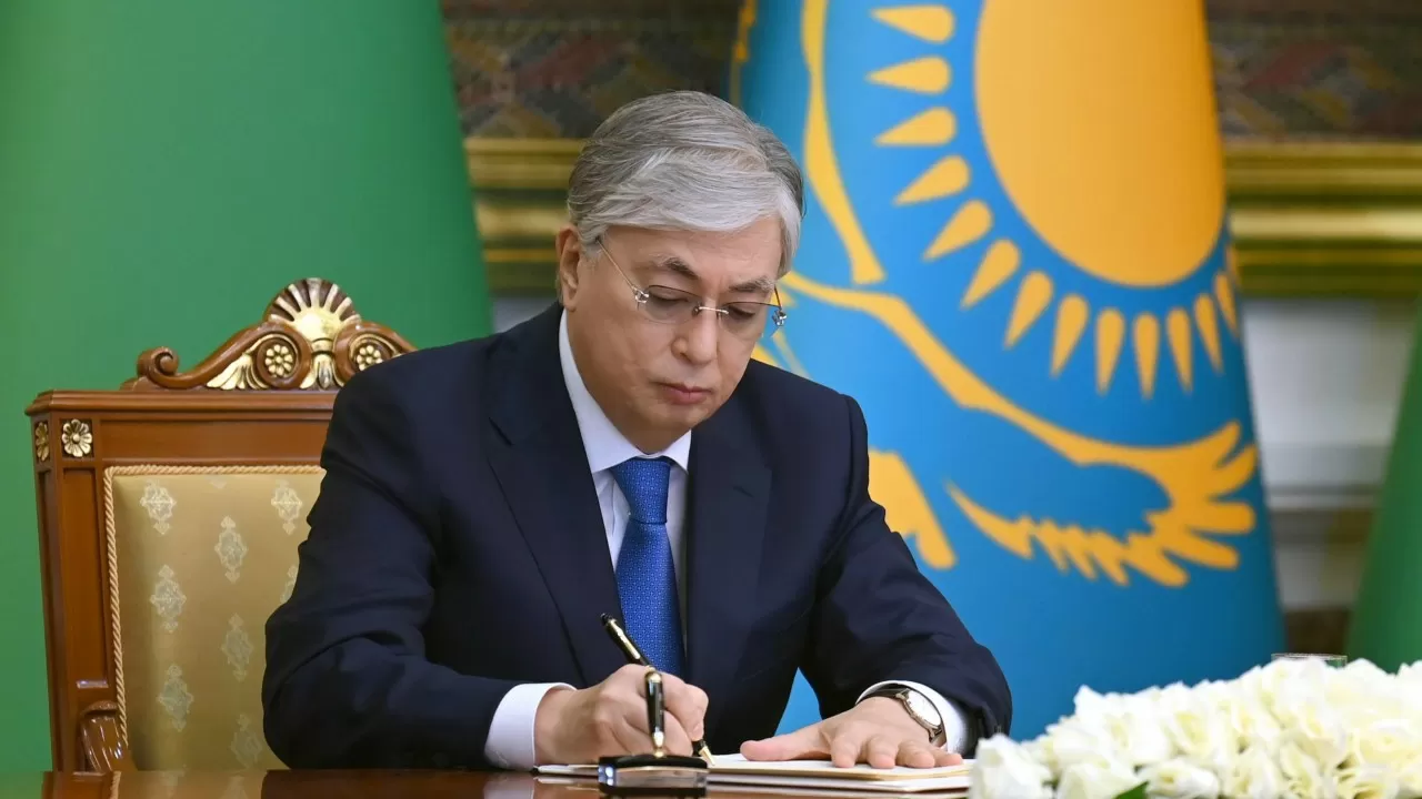 Токаев подписал закон об амнистии к юбилею Конституции 
