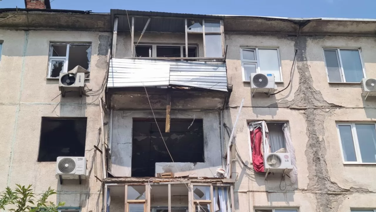 В Актобе идет обследование дома после взрыва
