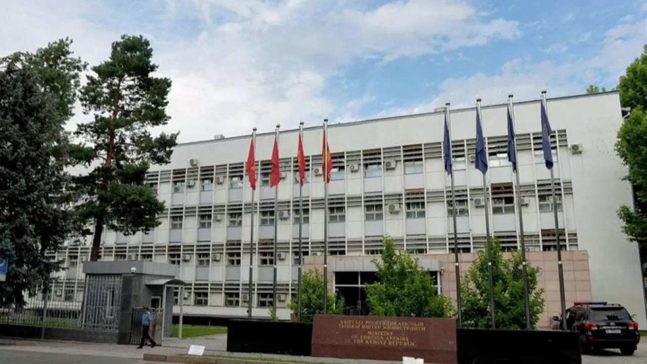 Кыргызстан предлагает некоторым иностранцам добровольно покинуть страну