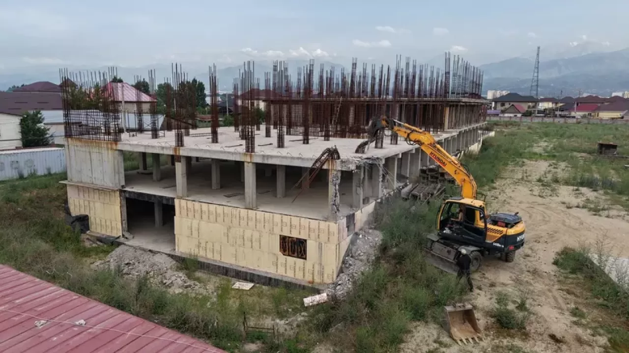Жилой комплекс сносят в Алматы